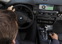 BMW ставит в машины SIM-карты и платит за роуминг