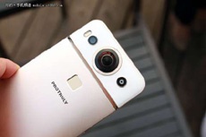 Представлен первый в мире смартфон с 360-градусной камерой