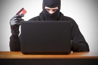 Интернет-мошенники все чаще, пользуясь доверчивостью, воруют деньги с банковских карт