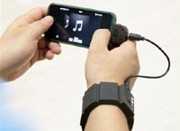 Браслет подзарядит мобильник с запястья