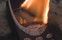 Телефон Nokia 3310 попытались уничтожить раскаленным никелевым шаром