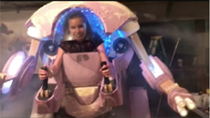 Отец поразил Интернет и собственную дочь робо-костюмом из Overwatch