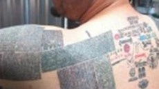 10 000 адресов сайтов находится на теле мужчины