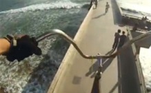 Хит Интернета: Американец проехался по Лос-Анджелесу на "дуросипеде"