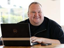 Создатель Megaupload "в слезах", потому что из Сети удалили его файлы