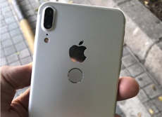 Появились качественные фотографии iPhone 8 со сканером отпечатков сзади