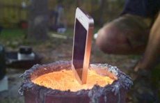 iPhone проверили на прочность расплавленным металлом