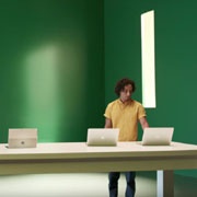 Microsoft продолжает издеваться над MacBook