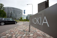 Готовящийся к продаже телефонный бизнес Nokia принес убыток в 198 млн евро