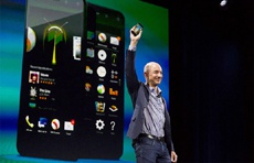 Глава Amazon оставил автограф на iPhone после презентации Fire Phone