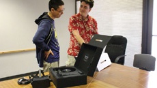 Основатель Oculus Rift лично вручил первую копию очков первому покупателю на Аляске