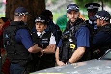 Отказавшегося разблокировать свой мобильный лондонца осудили за терроризм