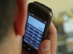 Тюремщики разрешат зекам ходить с мобилками