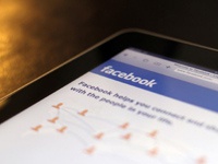 Facebook запатентовала устройство с боковыми сенсорными панелями