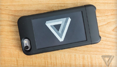 Необычный чехол оснастит iPhone вторым экраном