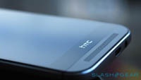 Официально о полосе под экраном HTC One (M8)
