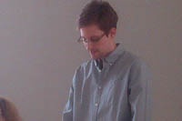 Сноуден официально запросил убежище в России