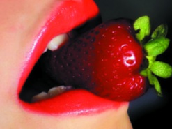 Мужчина «клеил» женщин с помощью «клубнички» в Интернете