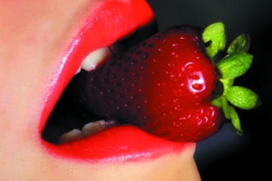 Мужчина «клеил» женщин с помощью «клубнички» в Интернете