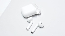 Apple готова заменить наушник AirPods в случае утери