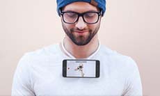 Американцы выпустили устройство для крепления смартфона на шее