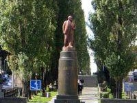 Памятник Ленина получил в дыню.