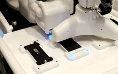 В Японии создали робота для идеального наклеивания пленки на экран iPhone