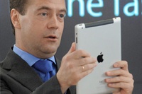 Медведев объяснил отказ от планшета iPad