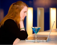 Почти половина американцев сидит в Facebook выпившими или из туалета