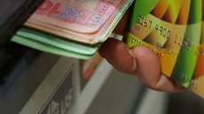 Украинцев массово обманывают мошенники под видом банкиров