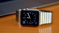 Apple запатентовала браслет для Apple Watch, который может превращаться в защитный чехол и подставку