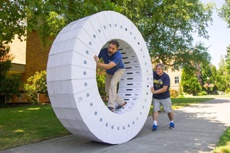 Студенты собрали гигантское беличье колесо из 36 коробок iMac