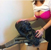 Продавец на eBay использует грудь своей подруги для заманивания клиентов