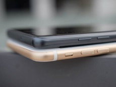 Передние панели iPhone 8 и Galaxy Note8 показали на одной фотографии