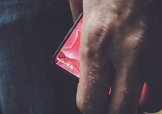 Создатель Android Энди Рубин показал первое фото своего полностью безрамочного смартфона Essential