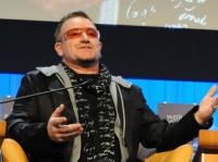 Солист U2 призвал ужесточить контроль над интернетом