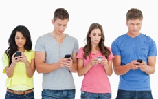 Специалисты назвали причину зависимости от смартфонов