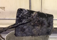 Видеофакт: смартфон опустили в кастрюлю с кислотой