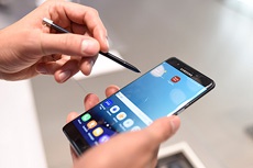 Samsung остановила производство взрывающихся смартфонов