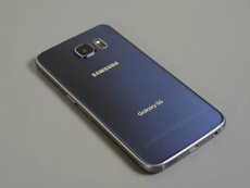 Samsung может поместить некоторые элементы управления на заднюю панель смартфона