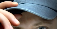Американцы разработали беспроводную кепку, передающую звук через кость