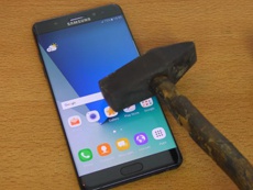 Samsung Galaxy Note 7 проверили на прочность молотком