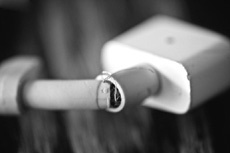 Пользователи жалуются на дефекты фирменных зарядок для MacBook