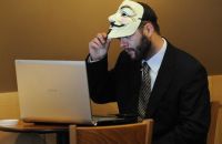 Инженер компании Twitter оказался хакером из Anonymous