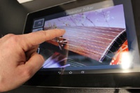 Fujitsu разработала экран для планшета, передающий структуру материала на картинке