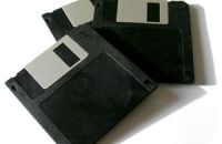 Художник создает портреты из старых дискет