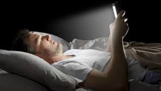 Каждый третий взрослый проверяет смартфон по ночам