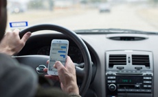 Apple может запретить общаться с помощью iPhone в автомобиле