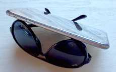 Солнцезащитные очки можно использовать как подставку для iPhone