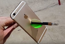 Американец расстрелял iPhone 6s из лука